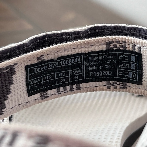 Teva White Platform Sandals Womens size 7 - Picture 3 of 9